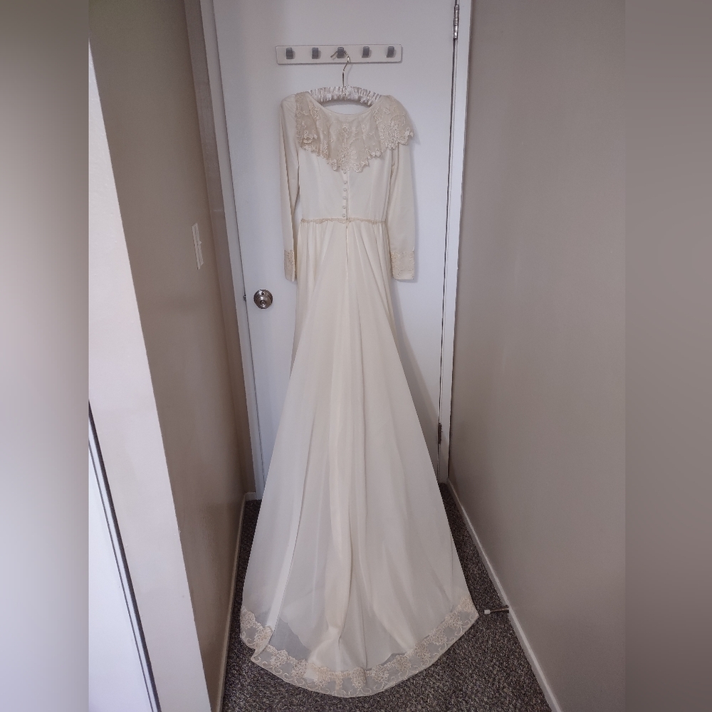 Elegant Vintage Cream Lace Wedding Dress
